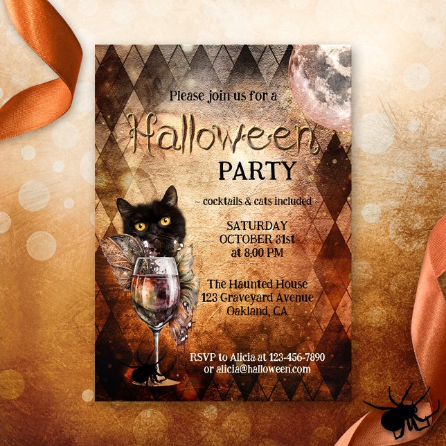 Funny Cat och Cocktail Halloween fest Inbjudningar (Funny Halloween party invitation featuring a cute black cat with booze and witch feathers)