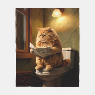 Funny Cat på Toilet   Quirky Bathroom Humor Fleecefilt