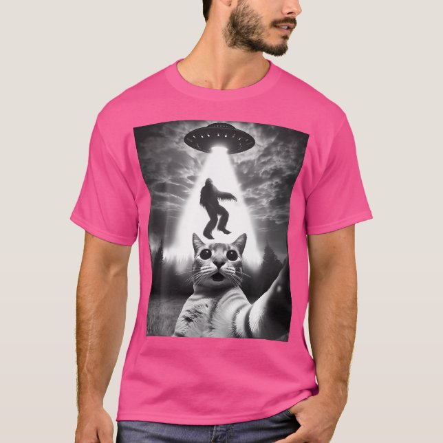 Funny Cat Selfie Flies Alien Ufo Abducting Bigfoo T Shirt (Framsida)