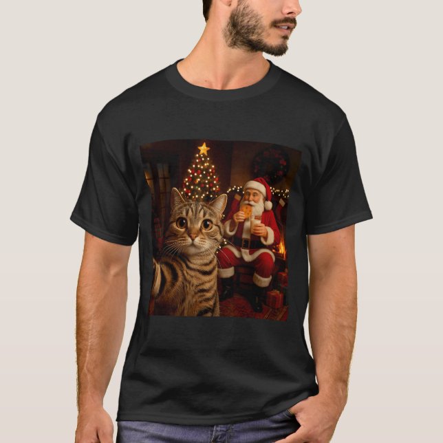 Funny Cat Selfie Santa Claus Eating Cookies Christ T Shirt (Framsida)