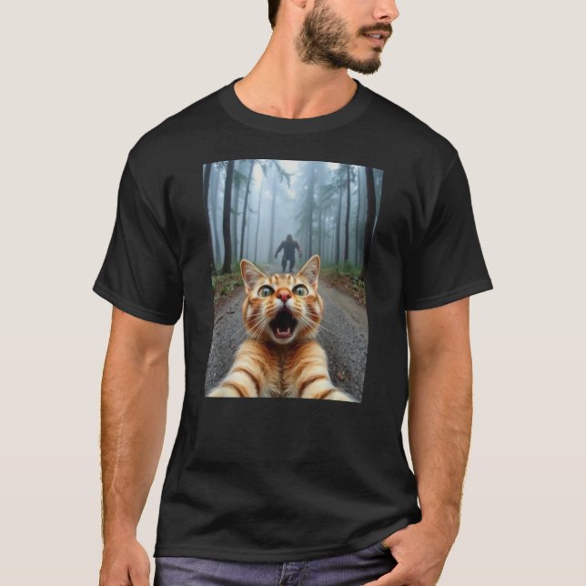 Funny Cat Selfie & Sasquatch Graphic V2 T Shirt (Framsida)