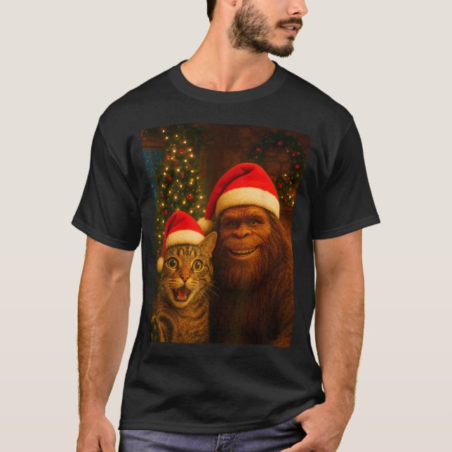 Funny Cat Selfie With Bigfoot Christmas Sasquatch  T Shirt (Framsida)