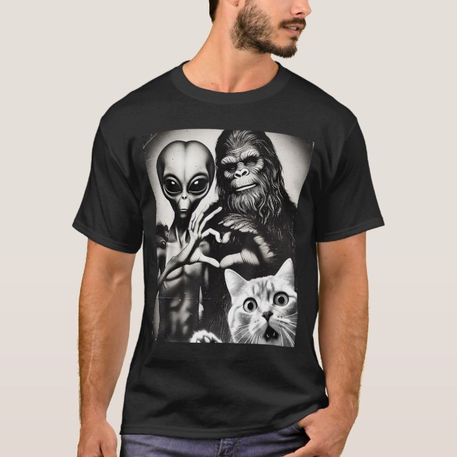 Funny Cat Selfie With Romantic Bigfoot In Love Wit T Shirt (Framsida)