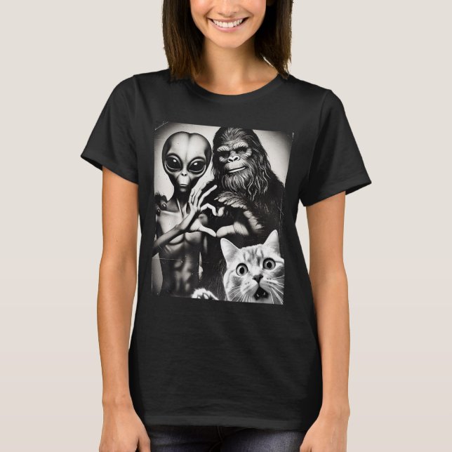 Funny Cat Selfie With Romantic Bigfoot In Love Wit T Shirt (Framsida)