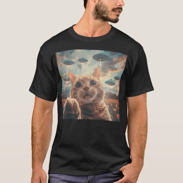Funny Cat Selfie with UFOs cat meme T Shirt (Framsida)