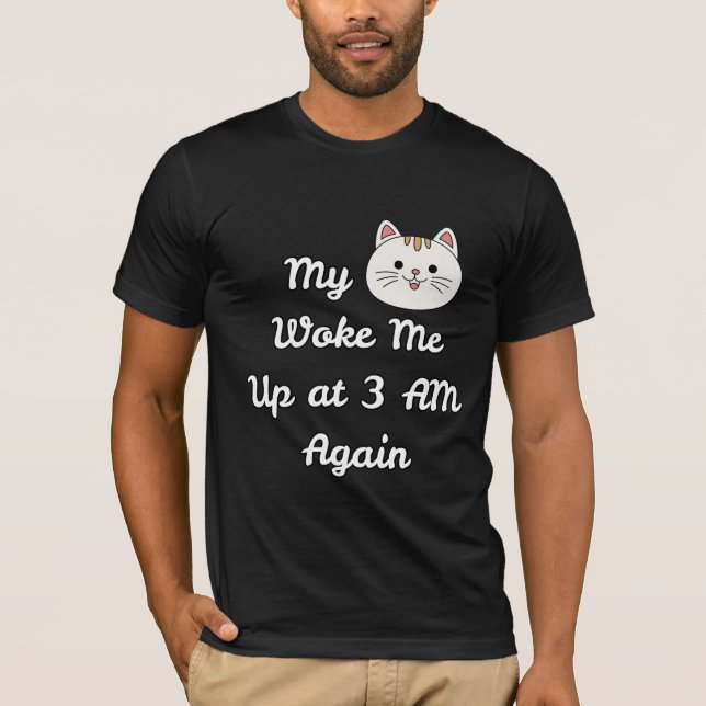 Funny Cat Shirt – 3 AM Cat Wake-Up Tee (Framsida)