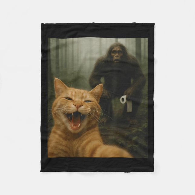 Funny Cat Surprised Happy Selfie With Bigfoot Sasq Fleecefilt (Framsidan)