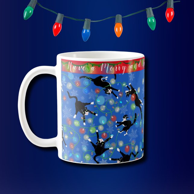 Funny Cat Tangled i Personligen Ljus jul Kaffemugg (Funny Tuxedo cats tangle with the Christmas lights on this cute personalized holiday mug)
