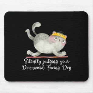 Funny Cat Yoga citerar tyst dömande Musmatta
