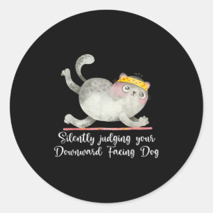 Funny Cat Yoga citerar tyst dömande Runt Klistermärke