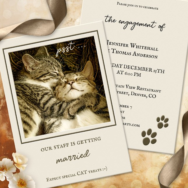 Funny Cats Anpassningsbar Photo Förlovningsfest Inbjudningar (A funny cat engagement party invitation in boho chic tan colors, with custom photo option)