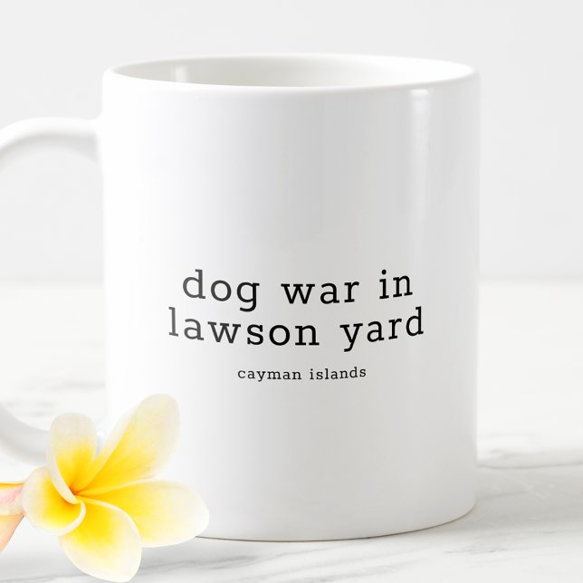 Funny Caymanian Dialect Hund Krig i Lawson Yard Kaffemugg (Skapare uppladdad)