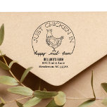 Funny Chicken Lycklig Mail Returadress Frimärke Stämpel<br><div class="desc">En originell, illustrerad, personlig frimärke för ditt företag! Kunderna kommer att kärlek kycklingen, "Bara Chicken in"! Lägg dig i returadressen med lustiga kycklingar frimärke och frimärke med dina reklamutskick med söt hen-konst, så att dina kunder får leende! Den dekorativa hönskonstruktionen har ett originellt teckning i ett plockigt höns med huvudet...</div>