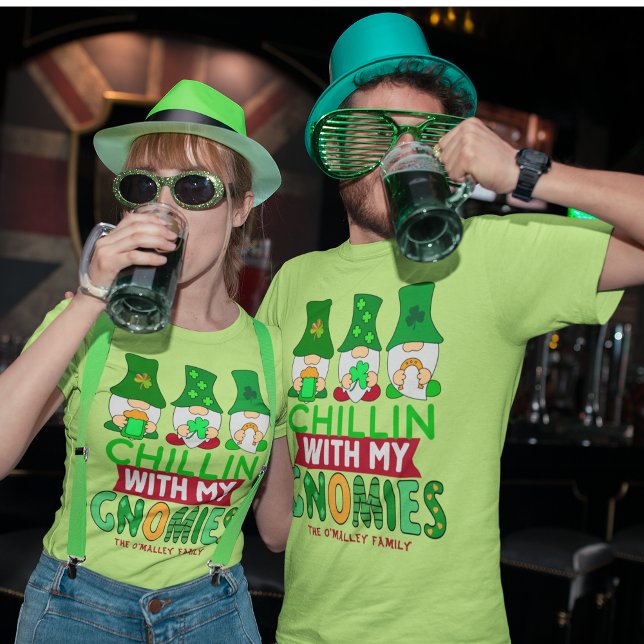 Funny Chillin med Gnomies St paddys day Unisex T Shirt (Funny Chillin with Gnomies St Paddys Day Unisex T-Shirt)