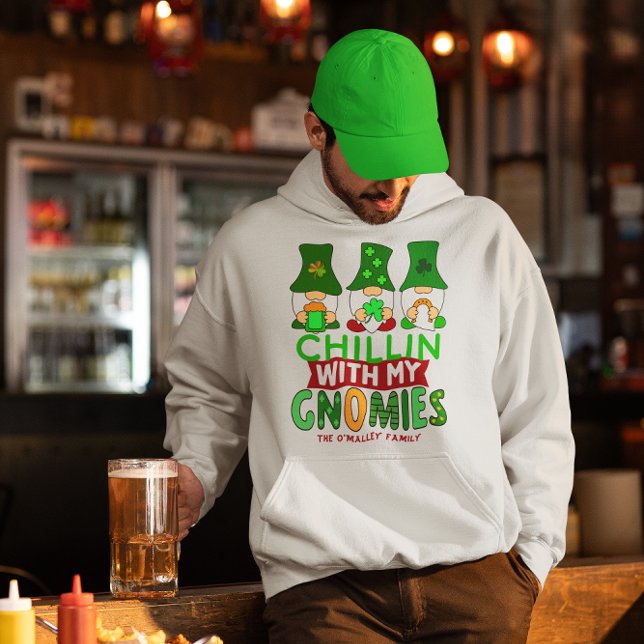 Funny Chillin med Gnomies St patricks day Hoodie (Funny Chillin with Gnomies St Patricks Day Hoodie)