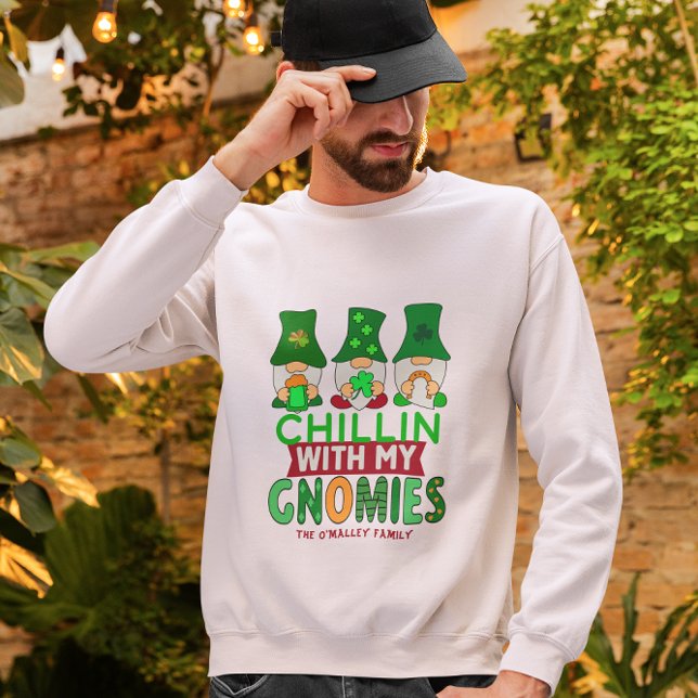 Funny Chillin med Gnomies St patricks day Lång Ärmad Tröja (Funny Chillin with Gnomies St Patrick's Day Sweatshirt)