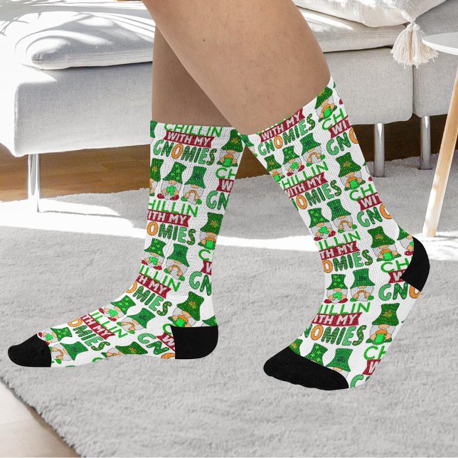 Funny Chillin med Gnomies St patricks day Unisex Strumpor (Funny Chillin with Gnomies St Patrick's Day Unisex Socks)