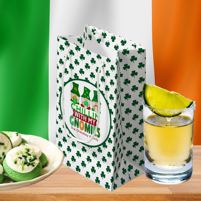 Funny Chillin med min Gnomies St patricks day (Funny Chillin with My Gnomies St Patrick's Day Small Gift Bag)