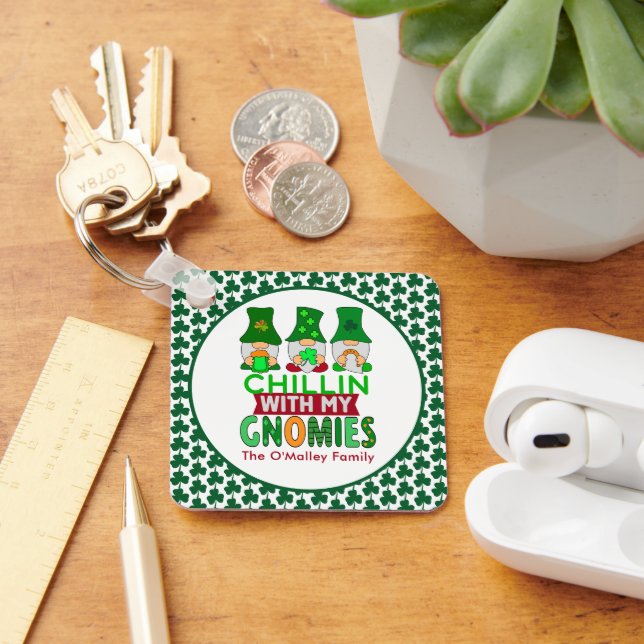 Funny Chillin med min Gnomies St patricks day Nyckelring (Skrivbord)