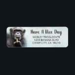 Funny Chimpanzee Mitten Finger Returadress Returadress Etikett<br><div class="desc">Lustigt,  stötande returetiketter har en söt,  stygg schimpans med attityd ge mitten finger salute... ... även känd som att flippa fågeln. "Ha en Nicedag" med en apa ge i finger. Originalteckningen KL Lagrar</div>