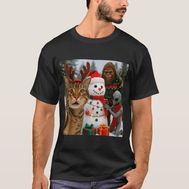 Funny Christmas Cat Selfie With Bigfoot Alien &amp T Shirt (Framsida)