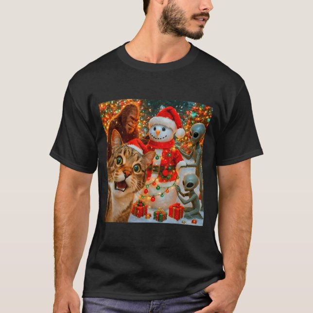 Funny Christmas Cat Selfie With Bigfoot Alien &amp T Shirt (Framsida)