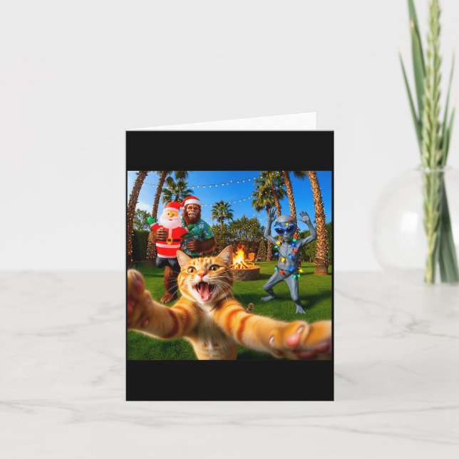Funny Christmas Cat Selfie With Bigfoot &amp; Alie Kort (Framsida)