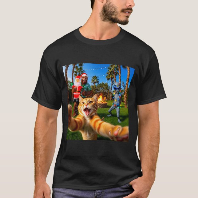 Funny Christmas Cat Selfie With Bigfoot &amp; Alie T Shirt (Framsida)