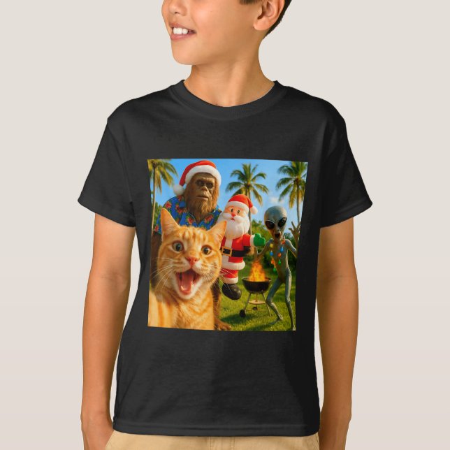 Funny Christmas Cat Selfie With Bigfoot &amp; Alie T Shirt (Framsida)