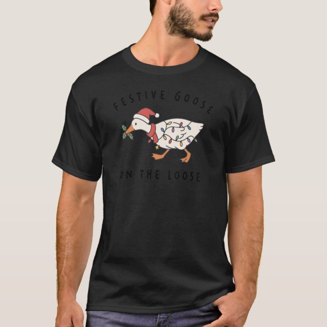 Funny Christmas Goose Festive Goose on the Loose M T Shirt (Framsida)