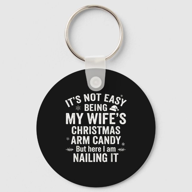 Funny Christmas Its Not Easy Being My Wife's Arm C Nyckelring (Framsida)
