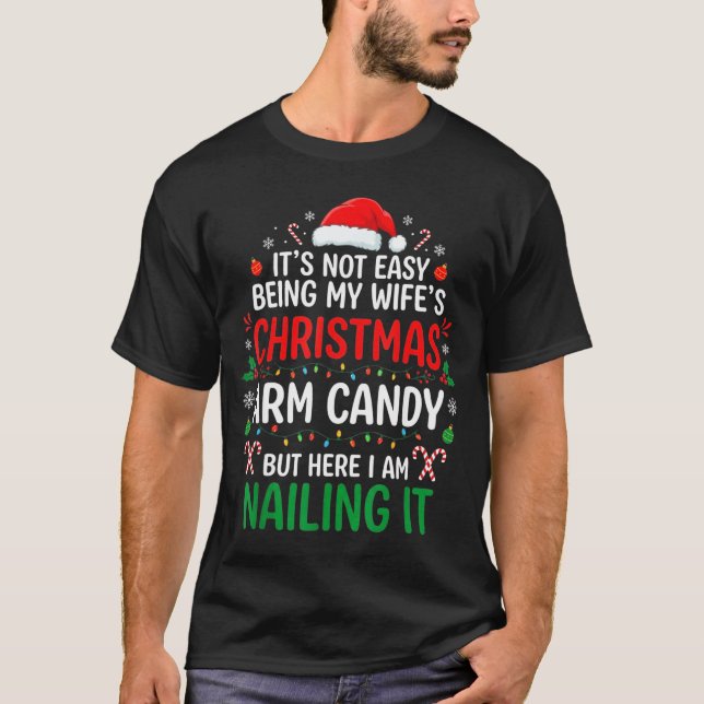 Funny Christmas Its Not Easy Being My Wife's Arm C T Shirt (Framsida)
