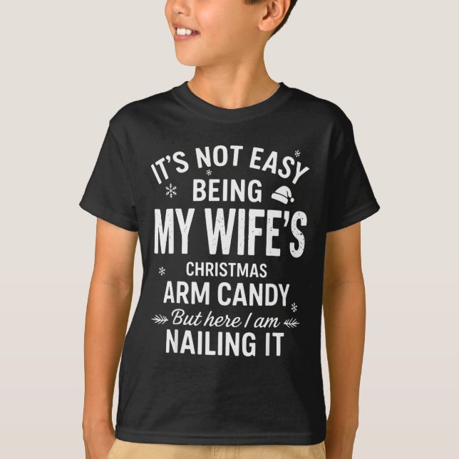 Funny Christmas It's Not Easy Being My Wife's Arm  T Shirt (Framsida)