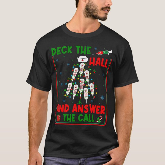 Funny Cna Deck The Halls Answer The Calls Nurse Ch T Shirt (Framsida)