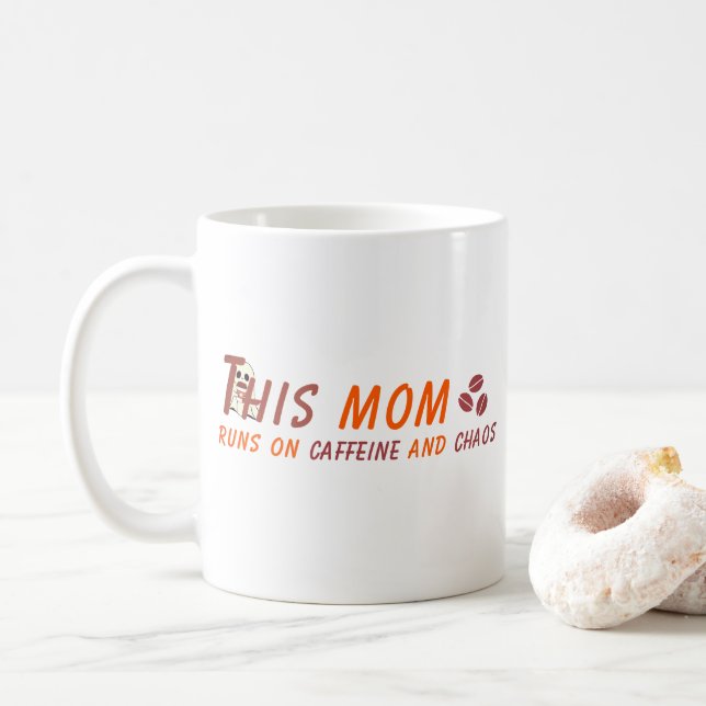 Funny Coffee Mamma Quote - Caffeine Chaos Kaffemugg (Med munk)