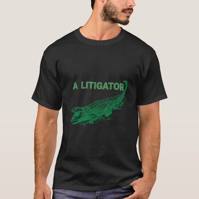 Funny Courtroom A Litigator Lawyer T-Shirt Litigat (Framsida)