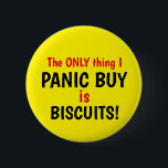 Funny Covid Panic Buy Biscuits Gult Button Knapp<br><div class="desc">Design som säger att sak I PANIC BUY ÄR BISCUITS! Röd och svart text. Lustigt Covid-relaterat märke. Anpassa den här designen enkelt genom att redigera malltexten eller ändra bakgrunden färg från en ljus gult. Tack för att du tittar på mina design!</div>