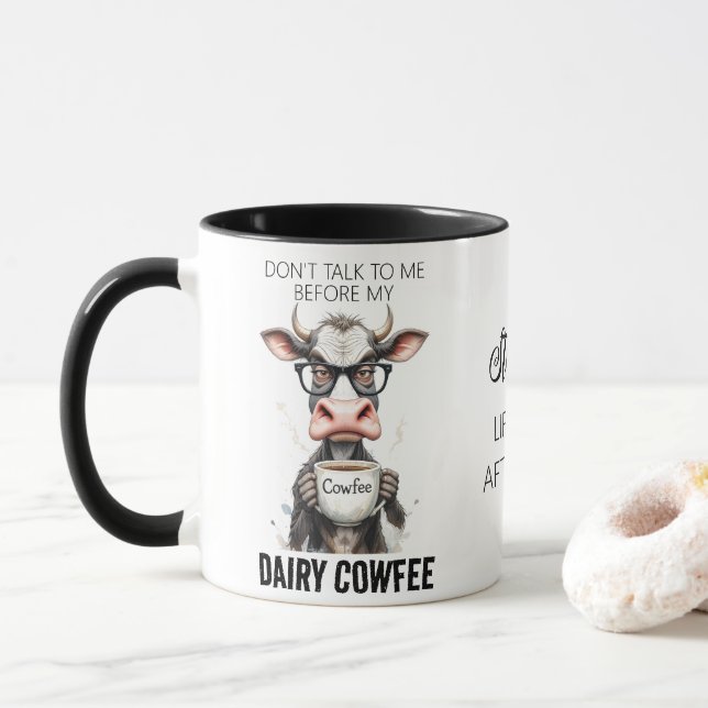 Funny Cow Drinking Coffee Typography Mugg (Med munk)