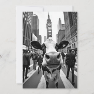 Funny Cow Selfie på en Busy City Street Inbjudningar