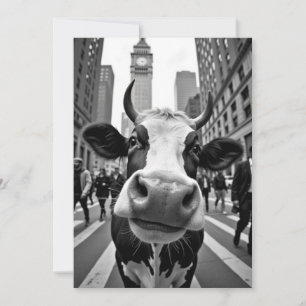 Funny Cow Selfie på en Busy City Street Inbjudningar