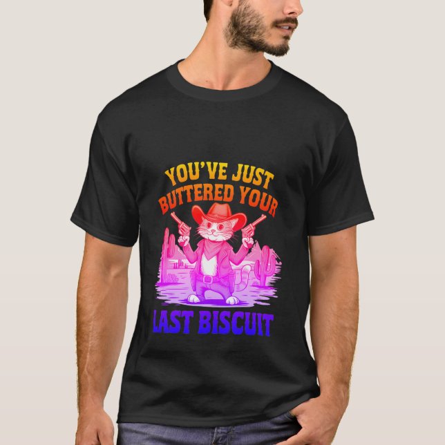 Funny Cowboy Cat "Buttered Your Last Biscuit" ✨🤠 T Shirt (Framsida)