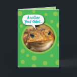 Funny Croaking Toad Birthday Hälsning Kort<br><div class="desc">Den här toaden som håller på att ta sig ut ur kortet,  kackor hela tiden. Men han är glad över att du är ett år äldre och inte har kraschat än. En verkligen bra anledning att fira! Lustigt födelsedagskort!</div>