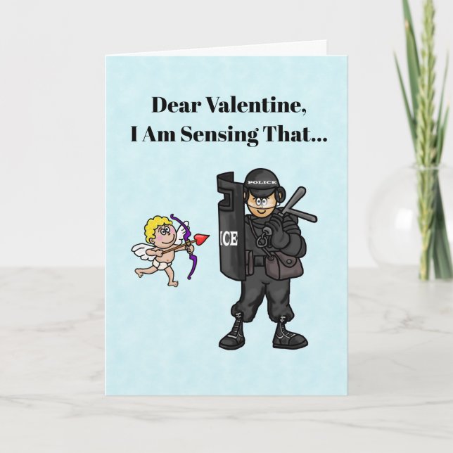 Funny Cupid och SWAT Officer Valentindagskort Kort (Framsida)