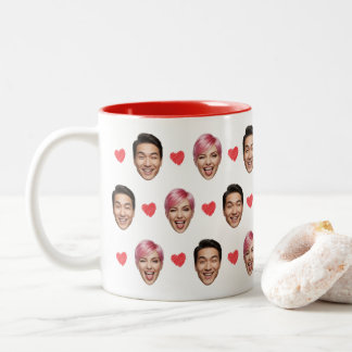 Funny Custom Couple Faces Pattern Red Hearts Två-Tonad Mugg