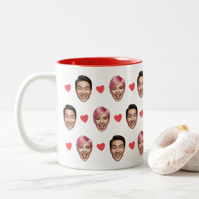 Funny Custom Couple Faces Pattern Red Hearts Två-Tonad Mugg (Med munk)