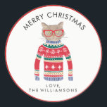 Funny Cute Cat Wearing Ugly jul Sweater Runt Klistermärke<br><div class="desc">Den roliga vinterjuldekalen med en helgdag med röda glasögon och en "fuktig" julsötare. Vi tänka att han är ganska söt! Lägg till anpassningsbarna ovanför eller lämna God jul. . . lägg till ditt namn nedan. Gör perfekten till julklistermärke för gåvor och kort till kattälskare.</div>