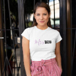Funny Cute Newly Wed Honeymoon Mrs New Wife T Shirt<br><div class="desc">Den här söta skjortan visar ord,  "Mrs BOB". Klicka på "Anpassa den här mallen" om du vill ändra namn till spelar ingen roll som du vill ha. Vilken söt gåva till den nyfödda frun. Besök vår butik www.zazzle.com/YBNormal1 om du vill ha fler unika presentationer. Karen Hall</div>