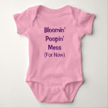 Funny Cute Poopin  Poop Humor Flicka Romper T Shirt<br><div class="desc">Lustigt,  söt rosa en biet för ett nyfött flicka med anpassningsbarna ord " Bloomin' Poopin'  (For Now)" (© Mira) i trendig,  snyggt typsnitt.</div>