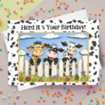 Funny Cute Pun Tecknad Farm Cow Herd Birthday Kort<br><div class="desc">Över tråkiga födelsedagskort! Det här roliga serveringskortet har tre söta tecknader som kissar över ett vitt betesstaket. Här är den luddiga delen: kortet läser på ett klokt sätt "Herd It's Your Birthday!" i ett lekfullt teckensnitt. Det är perfekten att skicka lite lustigt önskemål till en vän, familjemedlem eller någon som...</div>
