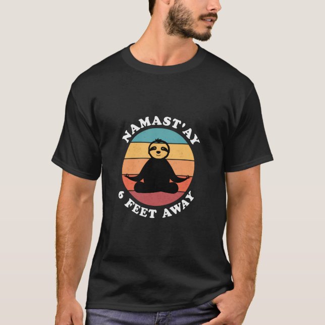 Funny Cute Sloth Yoga Namastay Social Avstånd 6 T Shirt (Framsida)